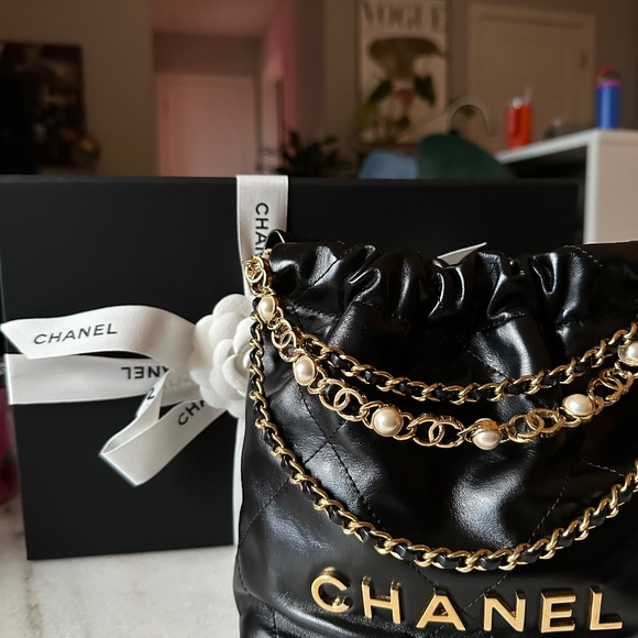 Shiny Calfskin Quilted Pearl CC Chain Mini Chanel 22 Black - Picture 4 of 6